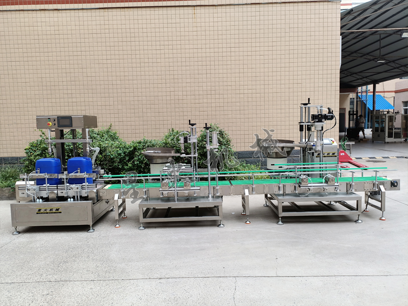 双头化工助剂称重灌装机-全自动称重灌装旋盖生产线实拍展示